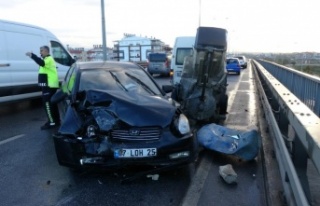 Antalya'da otomobil kamyonete bağlı iş makinesine...