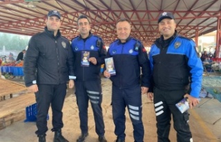 Antalya'da polis ekipleri, pazar esnafını broşür...