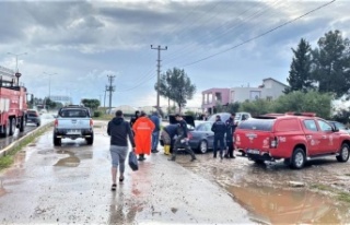 Antalya’da sağanak yağışta araçlar yollarda...