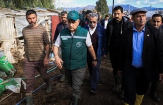 Bakan Kirişci, Kumluca'da selden etkilenen seraları...