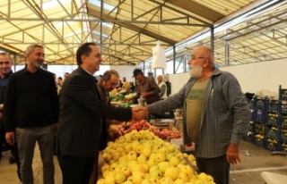 Başkan Yılmaz Cuma Pazarı'nı ziyaret etti