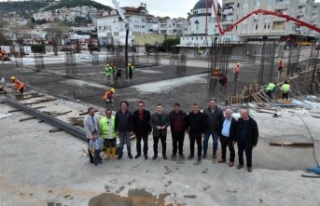 Başkan Yücel Cuma Pazarı'nda çalışmaları...