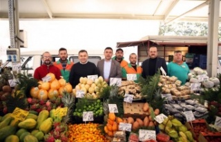 Başkan Yücel salı pazarında esnaflarla buluştu