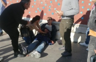 Bıçaklanan adamı gören uzaklaştı, yardımına...