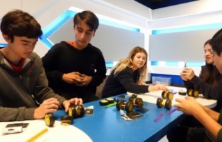 Bilim Merkezi’nden solar enerjili oyuncak araba...