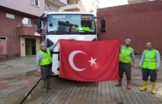 Çamurun içinde kalan Türk bayrağını yıkadılar