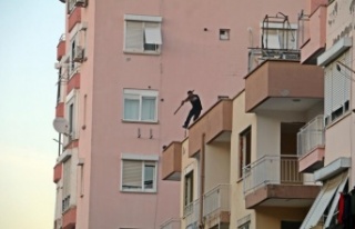 Çatı cambazı,herkese ecel teri döktürdü