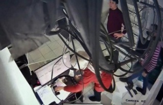 Diyeti bozan obez kedi asma tavanı çökertti