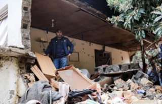 Finike’de sel sularının yıktığı evden kurtarılan...