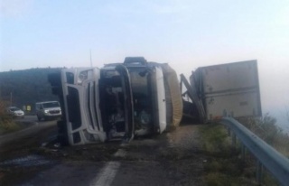 Gazipaşa'da çarpışan saman yüklü tır ve...