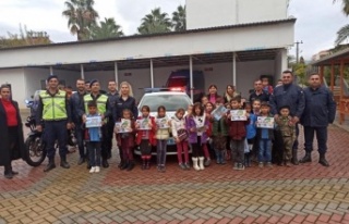 Gazipaşa’da jandarmayı ziyaret eden öğrencilere...