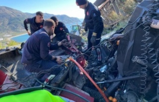 Gazipaşa’da virajı alamayan meyve yüklü tır...