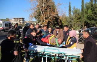 Hafif ticari araç ile otomobilin çarpıştığı...