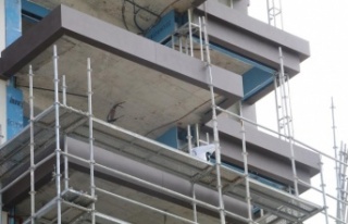 İnşaattaki iskeleyi toplayan işçi 8'inci...