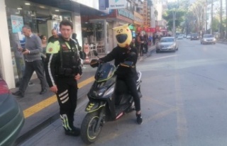 Kaldırımda scooter ve elektrikli bisiklet kullanımına...