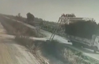 Kamyon tek hamleyle köy yolunu değiştirdi