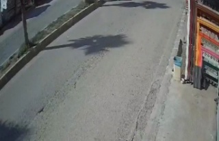 Kamyonete arkadan çarpan motosiklet sürücüsü...