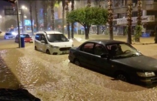Kumluca'da sel: Evleri su bastı, araçlar zarar...