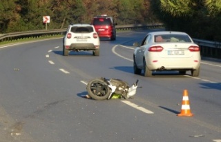 Manavgat'ta otomobil ile çarpışan motosiklet...