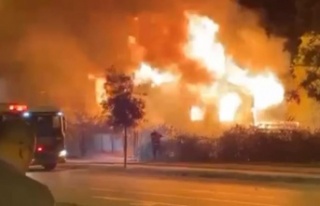 Metruk ev yangını geceyi aydınlattı, sürücüler...