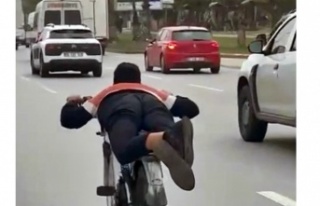 Motosikleti yüzüstü yatarak kullanan gencin görüntüleri...
