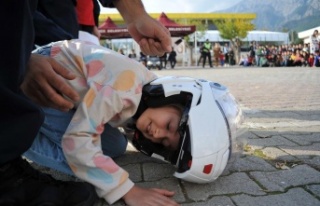 Öğrencilere uygulamalı olarak trafik kuralları...