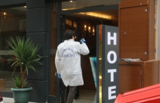 Otel odasında başına ateş edilmiş halde ölü...