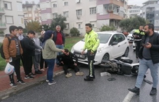 Otomobilin çarptığı motosikletli kurye yaralandı