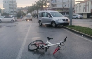 Rampadan inen bisikletli genç hafif ticari araca...