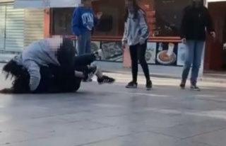 Saç saça kavga eden genç kızları ayırmakta güçlük...