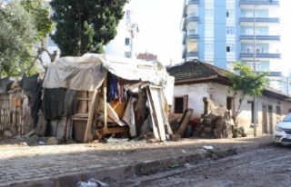 Sel felaketinin geride bıraktığı yastık ve battaniye...