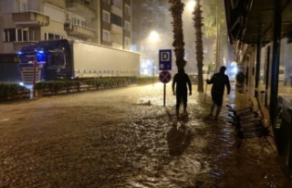 Sel sebebiyle Kumluca ve Finike'de okullar tatil...