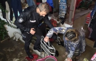 Şiddetli yağmur sebebiyle su basan evde mahsur kalan...