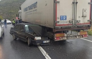 Virajı alamayan otomobil, tırın altına girdi:...