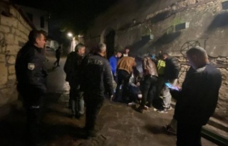 'Yan bakma' kavgasında 4 genç bıçakla...