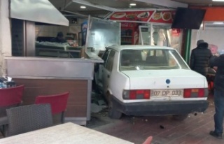Alanya'da otomobil restorana daldı