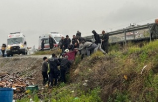 Alanya'da yağış nedeniyle kayganlaşan yol...