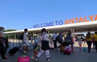 Antalya 2022'yi 13 milyon 74 bin 142 turistle...