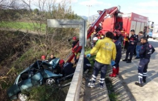 Antalya'da köprü demirine çarpan otomobilde...