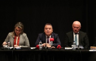 Antalya'da resmi plakalı otobüsleri Büyükşehir...