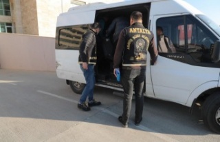 Antalya'da toplam 84 yıl hapis cezasıyla aranan...