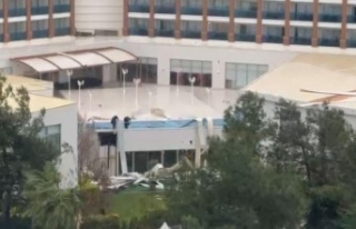 Antalya’da hortum 5 yıldızlı otelin çatı kaplamasını...