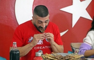 Avustralyalı turist 18 dakikada 550 çöp şiş yedi,...