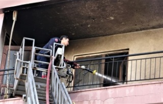 Balkonda çıkan yangın boş tüpü patlattı, mahalleli...