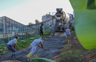 Belediye ekiplerinden Kahyalar'a beton yol hizmeti