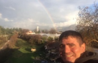 Çifte gökkuşağını gören çiftçi, heyecanını...