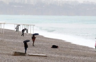 Dünyaca ünlü sahilin rengi değişti, tatilcilerin...