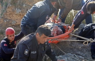 Falezlerden düşen yaşlı adam 1 saatlik çalışayla...