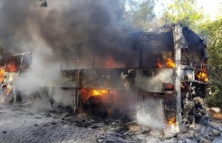 Günel Koreli turistleri taşıyan tur otobüsü alev...