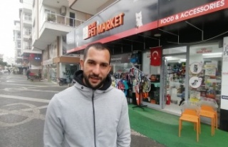 İşyerinin önündeki köpek maketlerini çaldılar